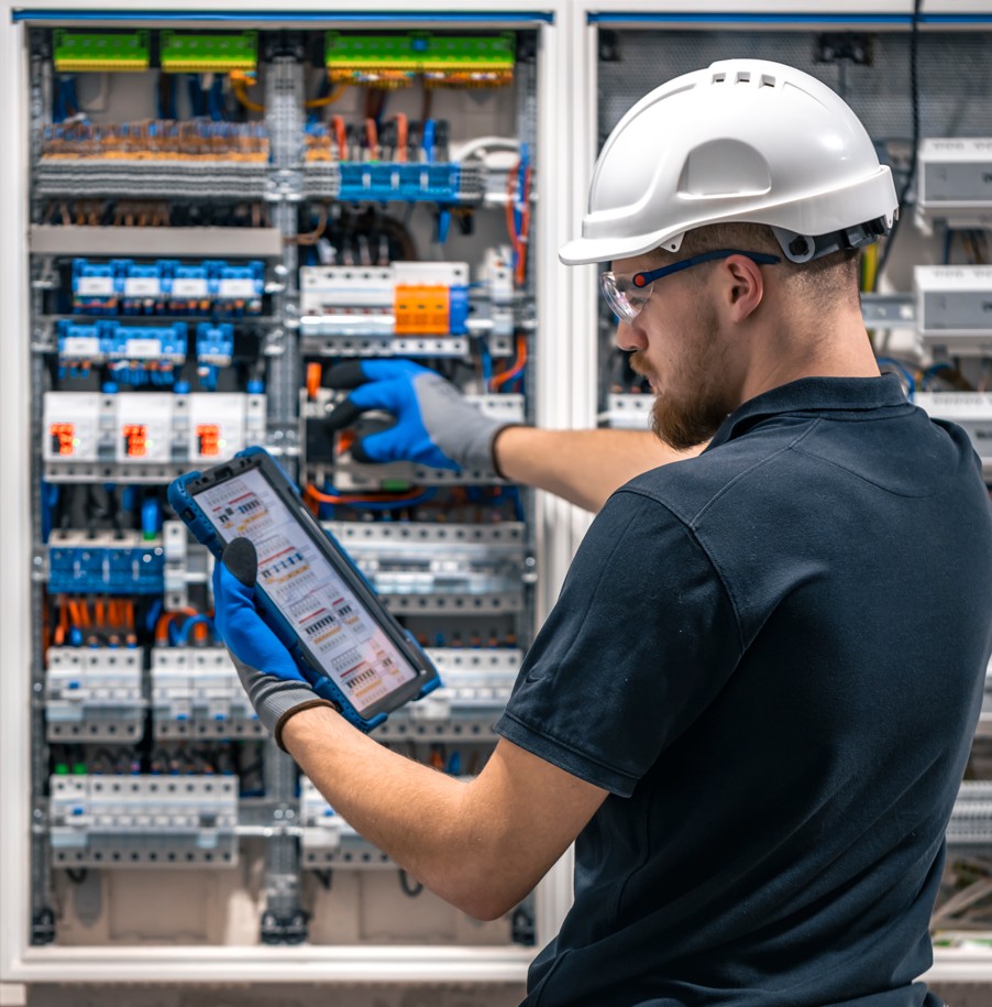 autónomo realizando mantenimientos correctivos